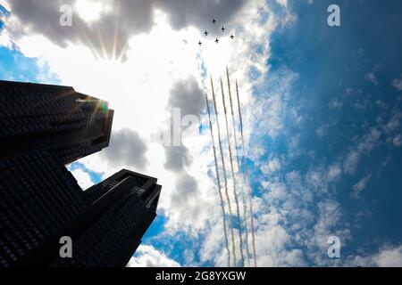 Tokyo, Japon. 23 juillet 2021. Blue Impulse, une équipe acrobatique de la Force aérienne d'autodéfense du Japon, présente un spectacle aérien au-dessus de Tokyo. Célébration de l’ouverture des Jeux Olympiques de Tokyo en 2020, le 23 juillet 2021 à Tokyo, Japon. (Photo de Kazuki Oishi/Sipa USA) crédit: SIPA USA/Alay Live News Banque D'Images