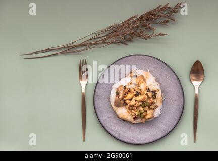 Curry vert avec poulet (Kaeng kheow hwan avec poulet) sur une assiette de nouilles de riz tendres. Authentique cuisine thaïlandaise, espace copie, mise au point sélective Banque D'Images