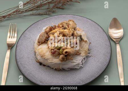 Curry vert avec poulet (Kaeng kheow hwan avec poulet) sur une assiette de nouilles de riz tendres. Authentique cuisine thaïlandaise, concentration sélective. Banque D'Images