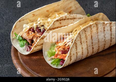 Le tacos est un plat mexicain traditionnel sur bois Banque D'Images