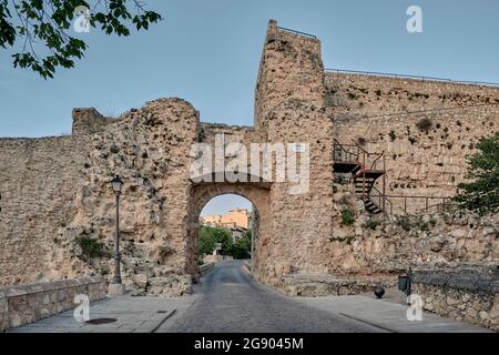 Arco de Bezudo, l'une des anciennes portes d'entrée de la ville fortifiée de Cuenca dans les ruines d'un ancien château de l'art. XIII, Castilla la Mancha, Espagne Banque D'Images