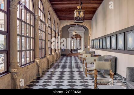 Cloître de l'ancien monastère de San Pablo qui abrite aujourd'hui le Parador national de Tourisme de la ville de Cuenca, Castille la Manche, Espagne, Banque D'Images