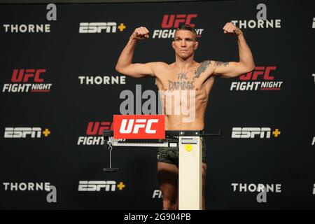 Las Vegas, États-Unis. 23 juillet 2021. Las Vegas, NV - 23 JUILLET : Darren Elkins se met sur la balance pour les pesées officielles pendant la nuit de combat de l'UFC Vegas 32 - Weight-in à l'UFC APEX le 23 juillet 2021 à Las Vegas, NV, États-Unis. (Photo de Louis Grasse/PxImages) crédit: PX Images/Alamy Live News Banque D'Images