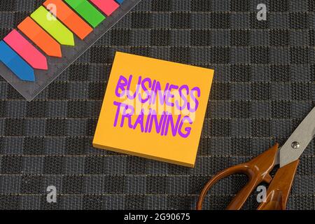 Formation professionnelle sur l'écriture manuscrite. Photo conceptuelle améliorer les connaissances et les compétences de la main-d'œuvre Bureau de collection multiple Banque D'Images