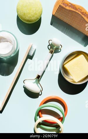 Studio avec peigne en bois, brosse à dents en bambou, bracelets colorés, savon biologique, shampooing et autres produits d'auto-soin écologiques Banque D'Images
