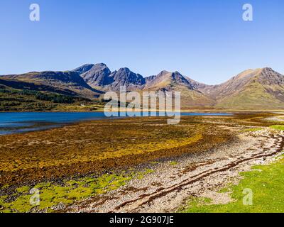 Royaume-Uni, Écosse, Elgol, vue aérienne du rivage du Loch Scavaig avec les montagnes Black Cuillin en arrière-plan Banque D'Images