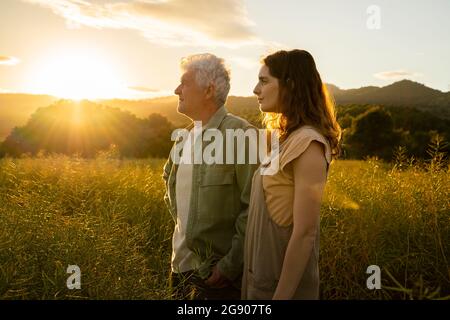 Père et fille se tenant ensemble dans le champ Banque D'Images