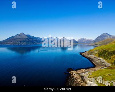 Royaume-Uni, Écosse, Elgol, vue aérienne du Loch Scavaig avec les montagnes Black Cuillin en arrière-plan Banque D'Images