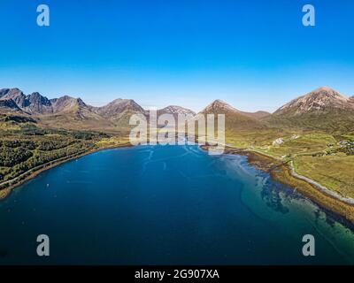 Royaume-Uni, Écosse, Elgol, vue aérienne du Loch Scavaig avec les montagnes Black Cuillin en arrière-plan Banque D'Images