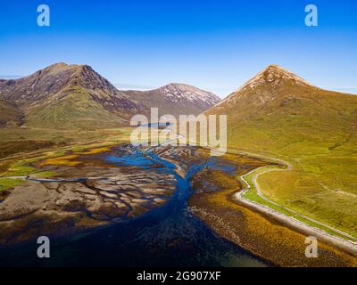 Royaume-Uni, Écosse, Elgol, vue aérienne du rivage du Loch Scavaig avec les montagnes Black Cuillin en arrière-plan Banque D'Images