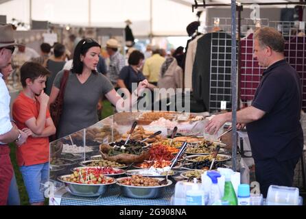 Ragley Hall, Warwick, Warwickshire, Royaume-Uni. 23 juillet 2021. Salon du jeu ; les visiteurs achètent des produits auprès des détenteurs de stalle crédit: Action plus Sports/Alamy Live News Banque D'Images