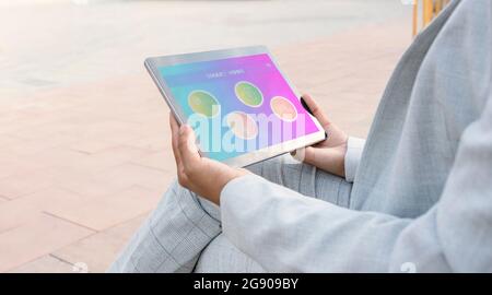 Femme architecte vérifiant le plan sur une tablette numérique Banque D'Images