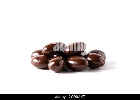 Amandes enrobées de chocolat noir, isolées. Banque D'Images