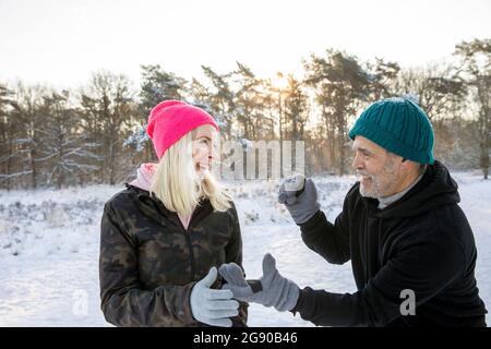 Homme et femme espiègle, qui apprécient l'hiver ensemble Banque D'Images