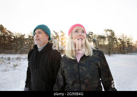 Couple senior portant des vêtements chauds en hiver Banque D'Images