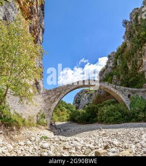 Grèce, Epirus, Zagori, ancien pont d'arche dans le parc national de Vikos-Aoos en été Banque D'Images