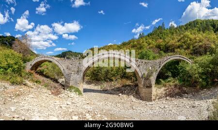 Grèce, Epirus, Zagori, pont de Kalogeriko dans le parc national de Vikos-Aoos en été Banque D'Images