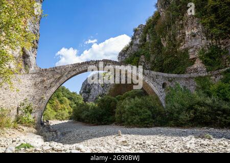 Grèce, Epirus, Zagori, ancien pont d'arche dans le parc national de Vikos-Aoos en été Banque D'Images