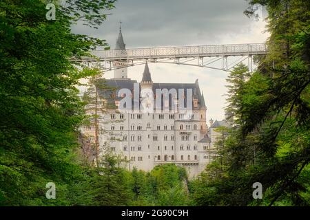 Château de Neuschwanstein en Bavière, Allemagne. Château de conte de fées avec pont spectaculaire, le Marienbrücke à travers la gorge de Pöllat dans les Alpes d'Ammergau. Banque D'Images