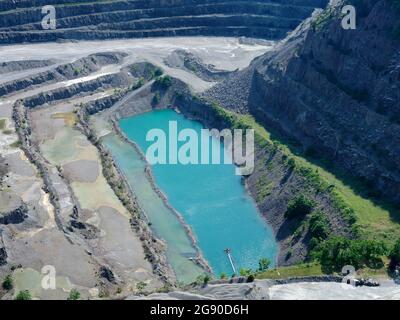 Etats-Unis, Virginie, Manassas, vue aérienne de l'étang turquoise dans la carrière de calcaire Banque D'Images