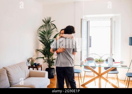 Couple qui s'embrasse en se tenant à la maison Banque D'Images