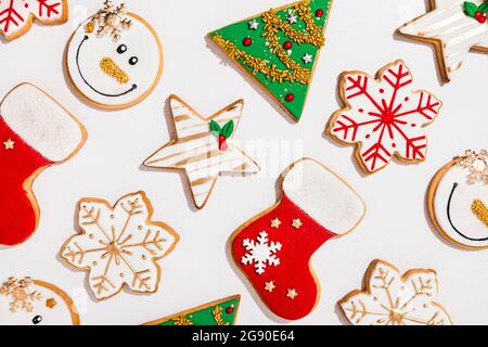 Motif de divers biscuits de Noël posés à plat sur fond blanc Banque D'Images