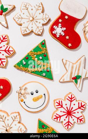 Motif de divers biscuits de Noël posés à plat sur fond blanc Banque D'Images