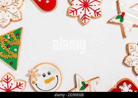 Arrière-plan avec divers biscuits de Noël posés à plat sur fond blanc Banque D'Images