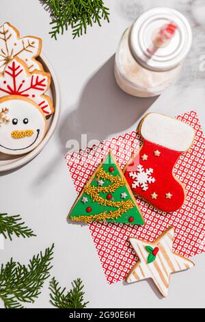 Bouteille de lait et divers biscuits de Noël Banque D'Images