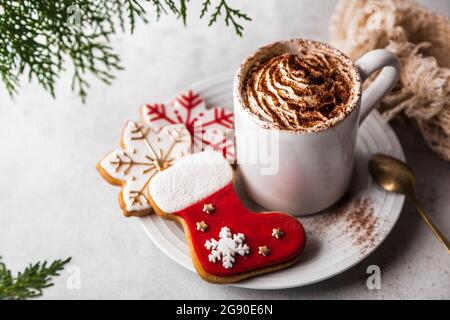 Biscuits de Noël et une tasse de chocolat chaud mousseux Banque D'Images