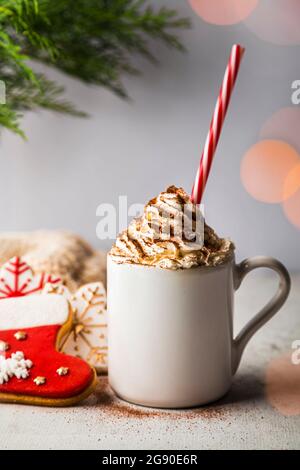 Biscuits de Noël et une tasse de chocolat chaud mousseux Banque D'Images