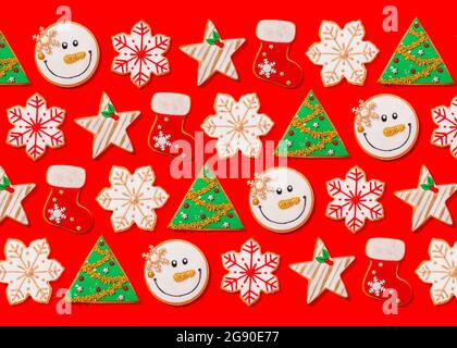 Motif de divers biscuits de Noël posés à plat sur fond rouge vif Banque D'Images