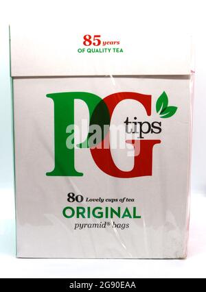 Photo d'un paquet non ouvert de sachets de thé pyramidaux 80 PG Tips sur fond blanc Banque D'Images