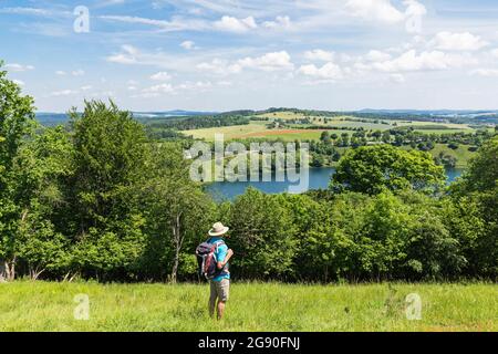 Randonneur expérimenté admirant le paysage entourant le lac Weinfelder Maar Banque D'Images