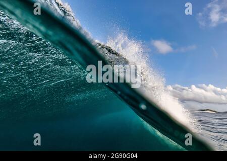 Vue sous-marine de l'océan vagues Banque D'Images
