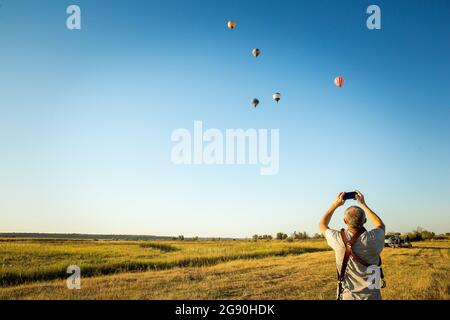 Dnepropetrovsk, Ukraine - 08.30.2020: Festival de ballon. Ballons volants contre le ciel bleu. Banque D'Images