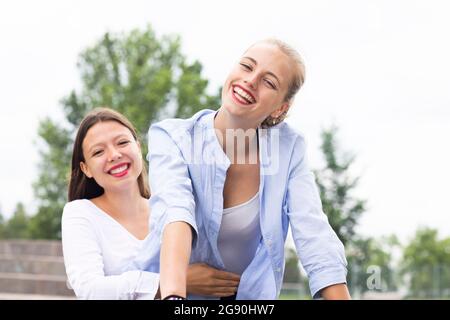 Des amies joyeuses qui s'amusent ensemble Banque D'Images