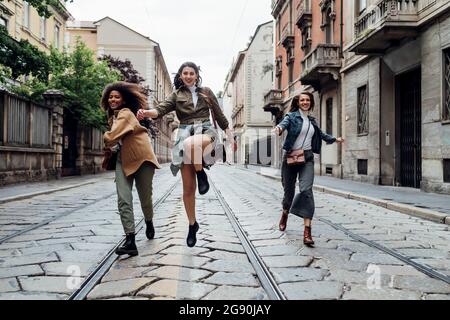 Des amis joyeux qui se coulent ensemble sur le tramway Banque D'Images