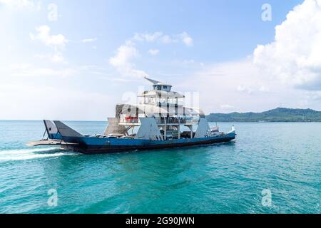 Les ferries transportent des voitures vers l'île de Koh Chang dans la province de Trad, à l'est de la Thaïlande, le 2019 avril, paysage de l'île de Thaïlande Banque D'Images