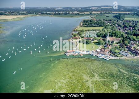 Bosham Village avec des bateaux amarrés dans l'estuaire dans le cadre magnifique de la campagne ouest du Sussex dans le sud de l'Angleterre. Photo aérienne. Banque D'Images