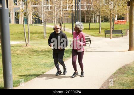 Couple de jogging dans le parc public Banque D'Images