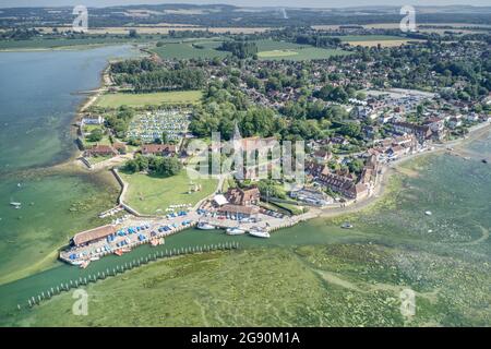 Photo aérienne le long du front de mer historique de Bosham Village sur un estuaire dans West Sussex avec l'église de la Sainte Trinité au centre du village. Banque D'Images