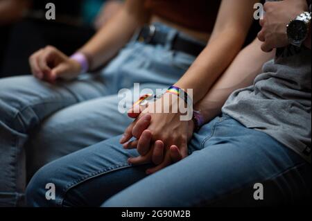 Budapest, Hongrie. 23 juillet 2021. Un couple se tient entre les mains lors d'une réunion de discussion interactive avec les députés européens, organisée par la fierté de Budapest avant le 26e défilé de la fierté de Budapest, le 23 juillet 2021, à Budapest, en Hongrie. Au cours de la réunion, les députés européens ont discuté de la situation des droits civils des LGBTI en Hongrie et de ce que l'Union européenne a fait jusqu'à présent pour les droits civils des LGBTI. (Credit image: © Aleksander Kalka/ZUMA Press Wire) Credit: ZUMA Press, Inc./Alamy Live News Banque D'Images