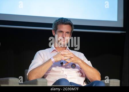 Budapest, Hongrie. 23 juillet 2021. Pierre KARLESKIND, eurodéputé français, de la République en Marche, centriste-libérale ! (La République en mouvement) et le groupe politique du Parlement européen Renew Europe (Renew) se penche sur une réunion de discussion interactive organisée par la fierté de Budapest avant le 26e défilé de la fierté de Budapest le 23 juillet 2021, à Budapest, en Hongrie. Au cours de la réunion, les députés européens ont discuté de la situation des droits civils des LGBTI en Hongrie et de ce que l'Union européenne a fait jusqu'à présent pour les droits civils des LGBTI. (Credit image: © Aleksander Kalka/ZUMA Press Wire) Credit: Z Banque D'Images