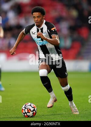 Jamal Lewis de Newcastle United lors du match amical d'avant-saison au Keepmoat Stadium, Doncaster. Date de la photo : vendredi 23 juillet 2021. Banque D'Images