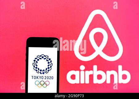 Sur cette photo, un logo des Jeux Olympiques de Tokyo de 2020 apparaît sur un smartphone avec un logo Airbnb en arrière-plan. Banque D'Images