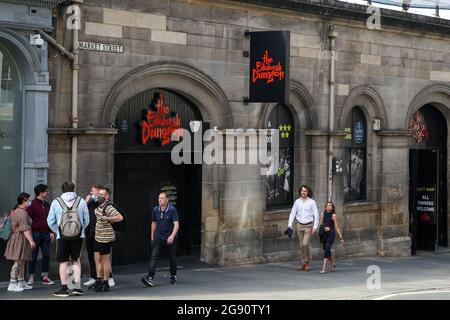 Londres, Royaume-Uni. 23 juillet 2021. Les gens marchent le long des donjons de Londres à Édimbourg, en Écosse. (Image de crédit : © Dinendra Haria/SOPA Images via ZUMA Press Wire) Banque D'Images