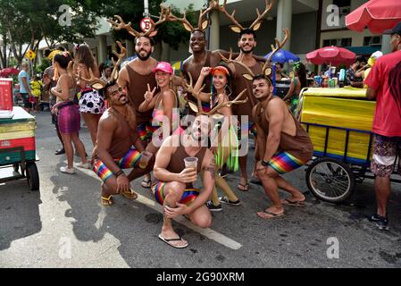 Amérique du Sud, Brésil – le 16 février 2020 : des amis se sont amusés pendant le défilé du Carnaval qui s'est tenu dans le centre de Rio de Janeiro. Des gens brillants et heureux ! Banque D'Images