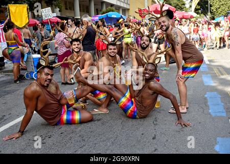 Amérique du Sud, Brésil – le 16 février 2020 : des amis se sont amusés pendant le défilé du Carnaval qui s'est tenu dans le centre de Rio de Janeiro. Des gens brillants et heureux ! Banque D'Images