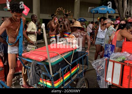 Amériques,Brésil - 16 février 2020: Vendeurs de rue et leur sympathique chien change point de vente lors d'un défilé de Carnaval tenu dans le centre de Rio de Janeiro Banque D'Images